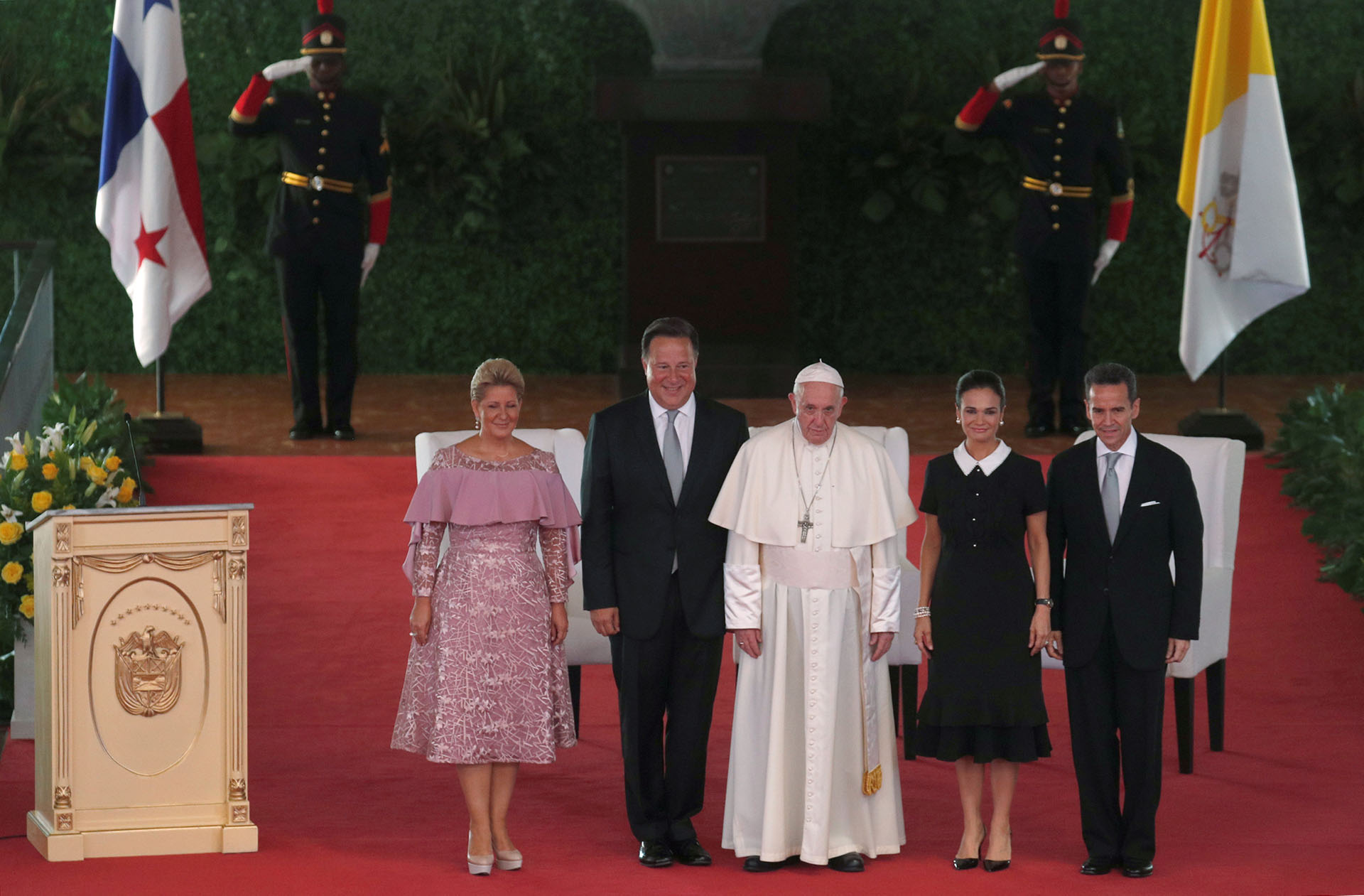 El papa Francisco junto al presidente panameño, Juan Carlos Varela, su esposa y autoridades (Reuters)