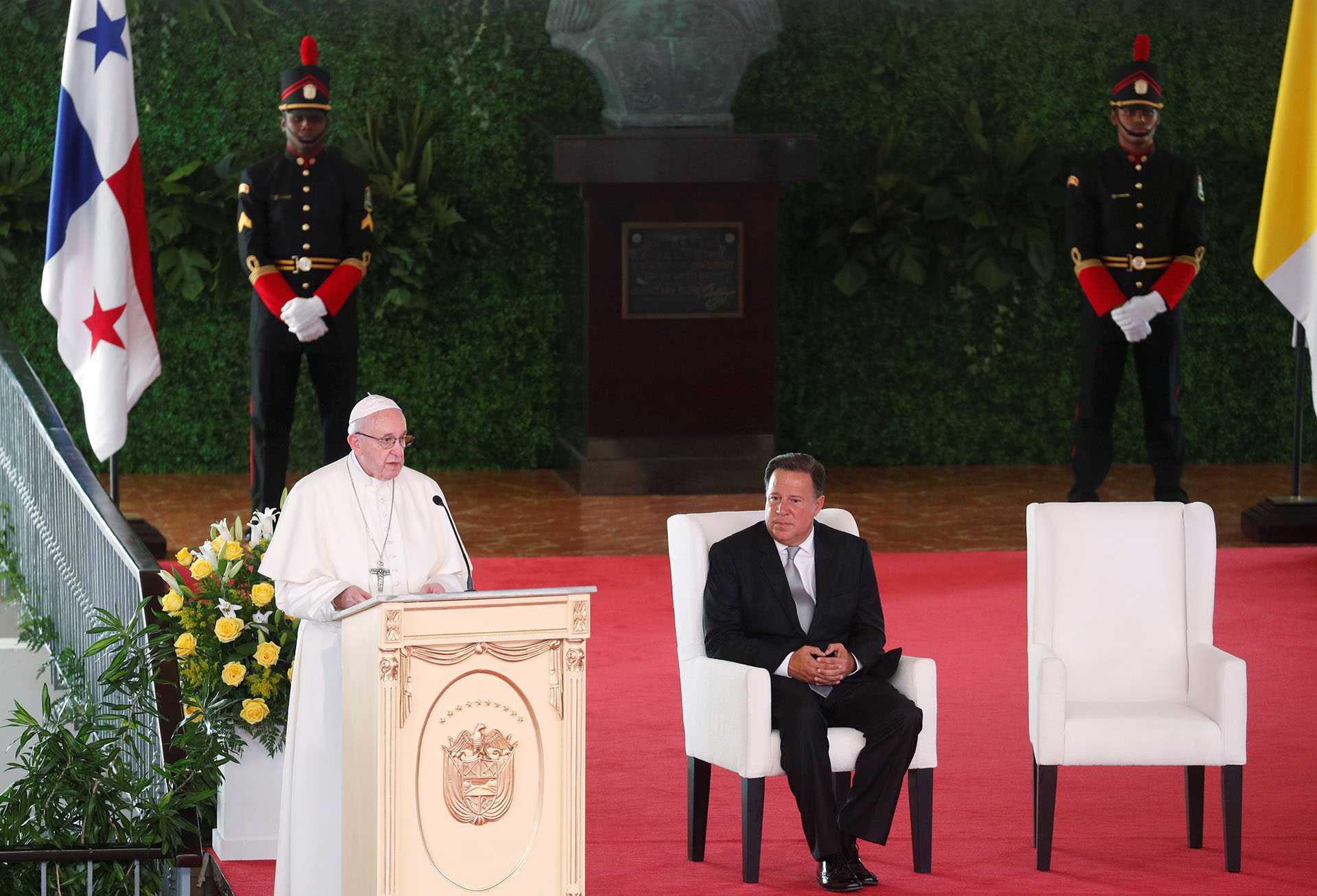 El papa Francisco brinda su discurso ante la mirada de Juan Carlos Varela (Reuters)