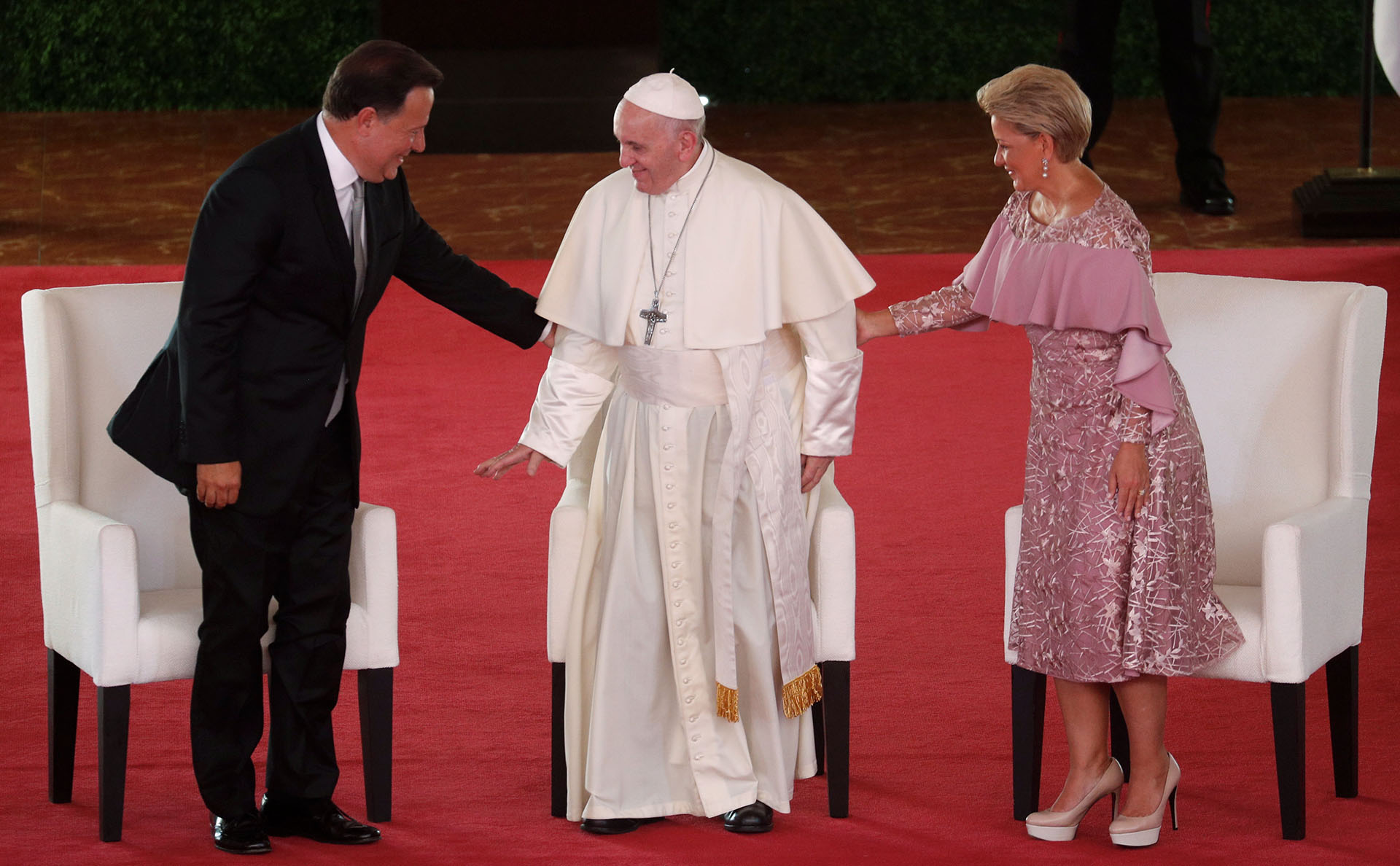 El Papa junto a Juan Carlos Varela y su esposa (Reuters)