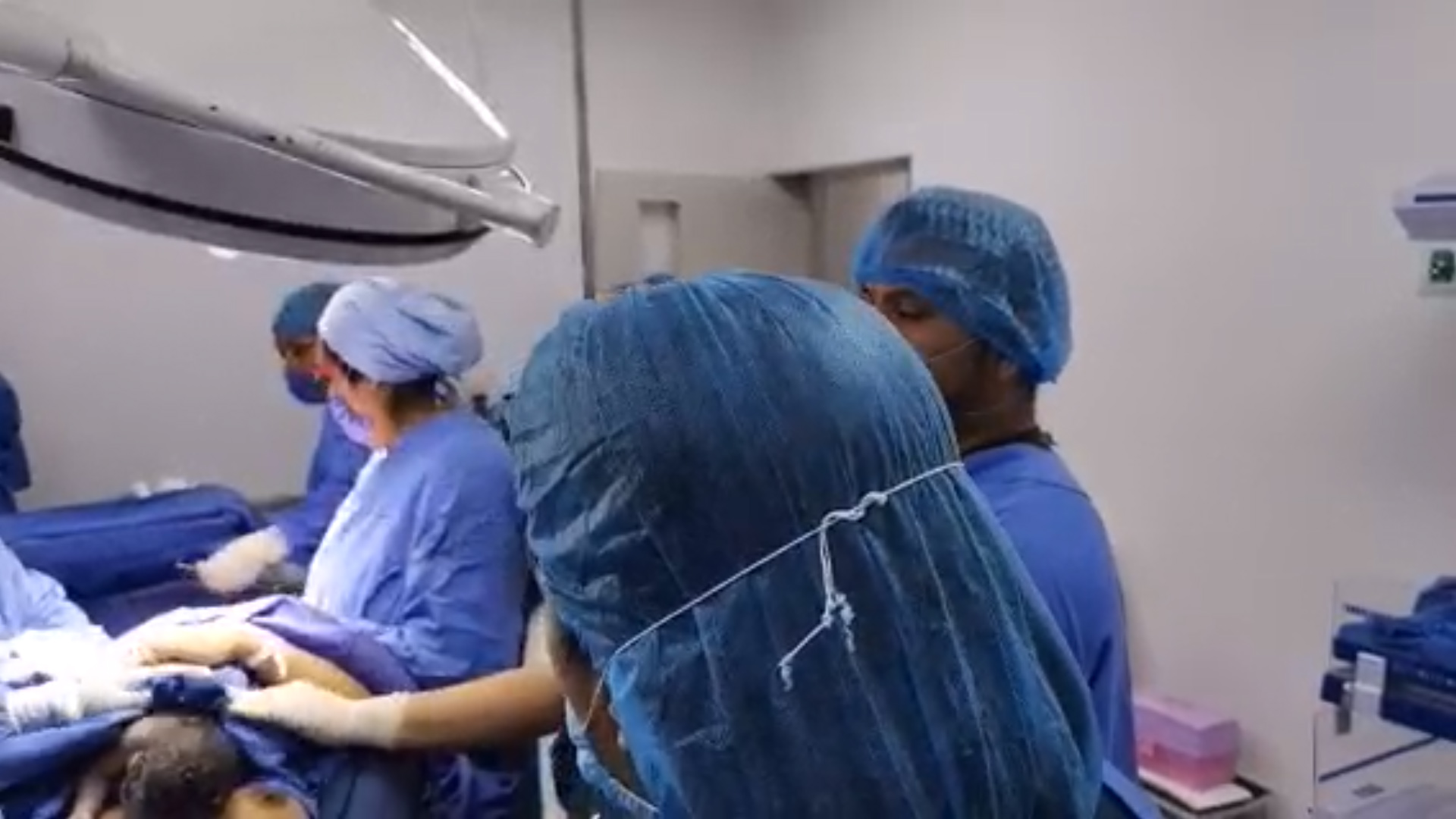 El personal médico también se mostró feliz por traer al mundo al bebé (Capturas de pantalla)