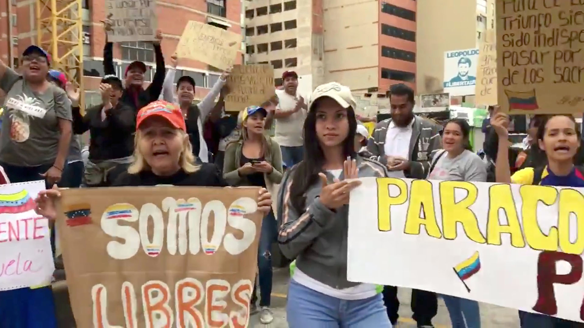 “Somos libres”, dice el cartel que muestra una venezolana en Caracas (Reuters)