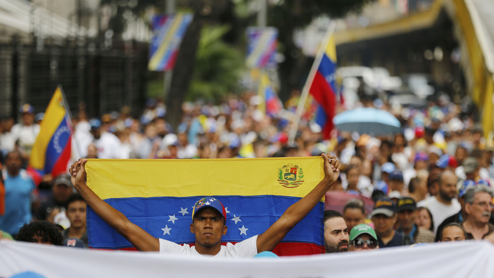 Miles de manifestantes ya están en las calles del país (AP)