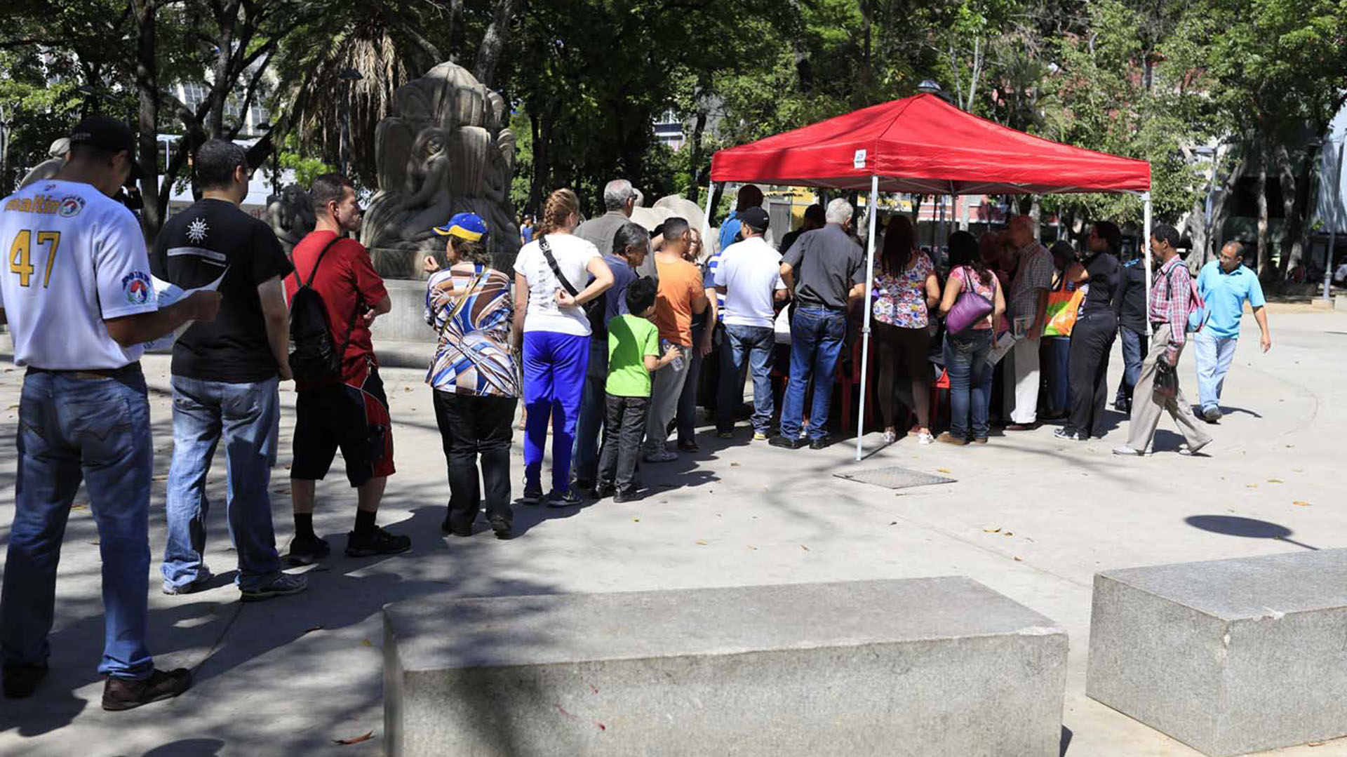 Uno de los “puntos rojos” cercano a los centros de votación, donde el chavismo controla quienes van a votar mediante el “carnet de la patria” (Reuters)