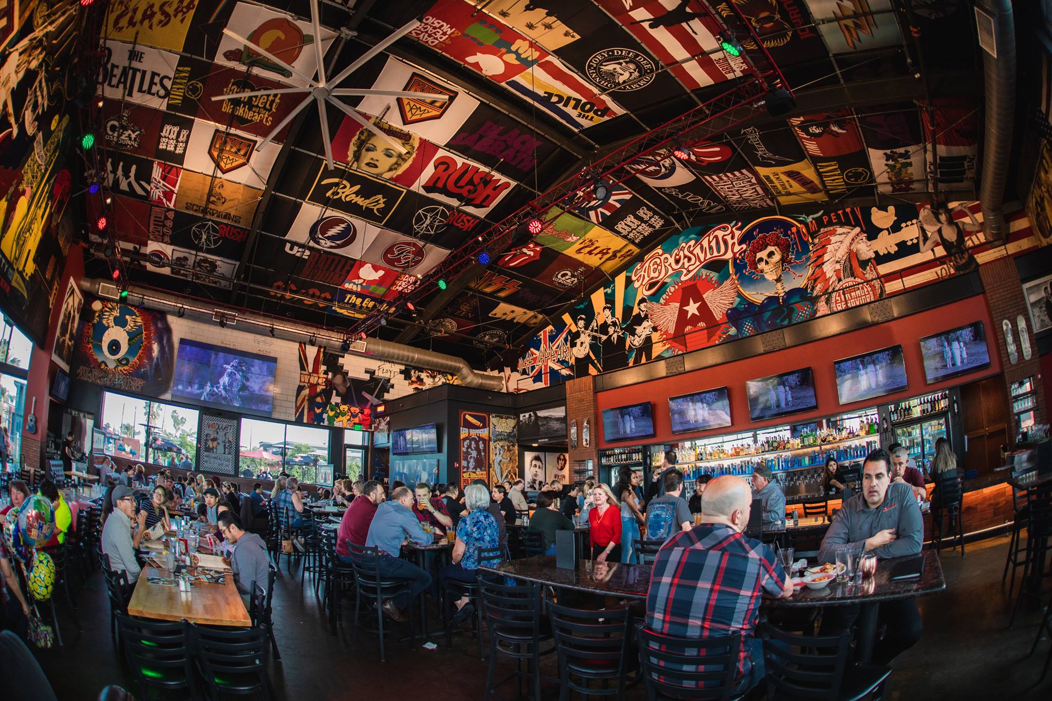 Rock & Brews Restaurants cadena de restaurantes dirigida por Paul Stanley y Gene Simmons