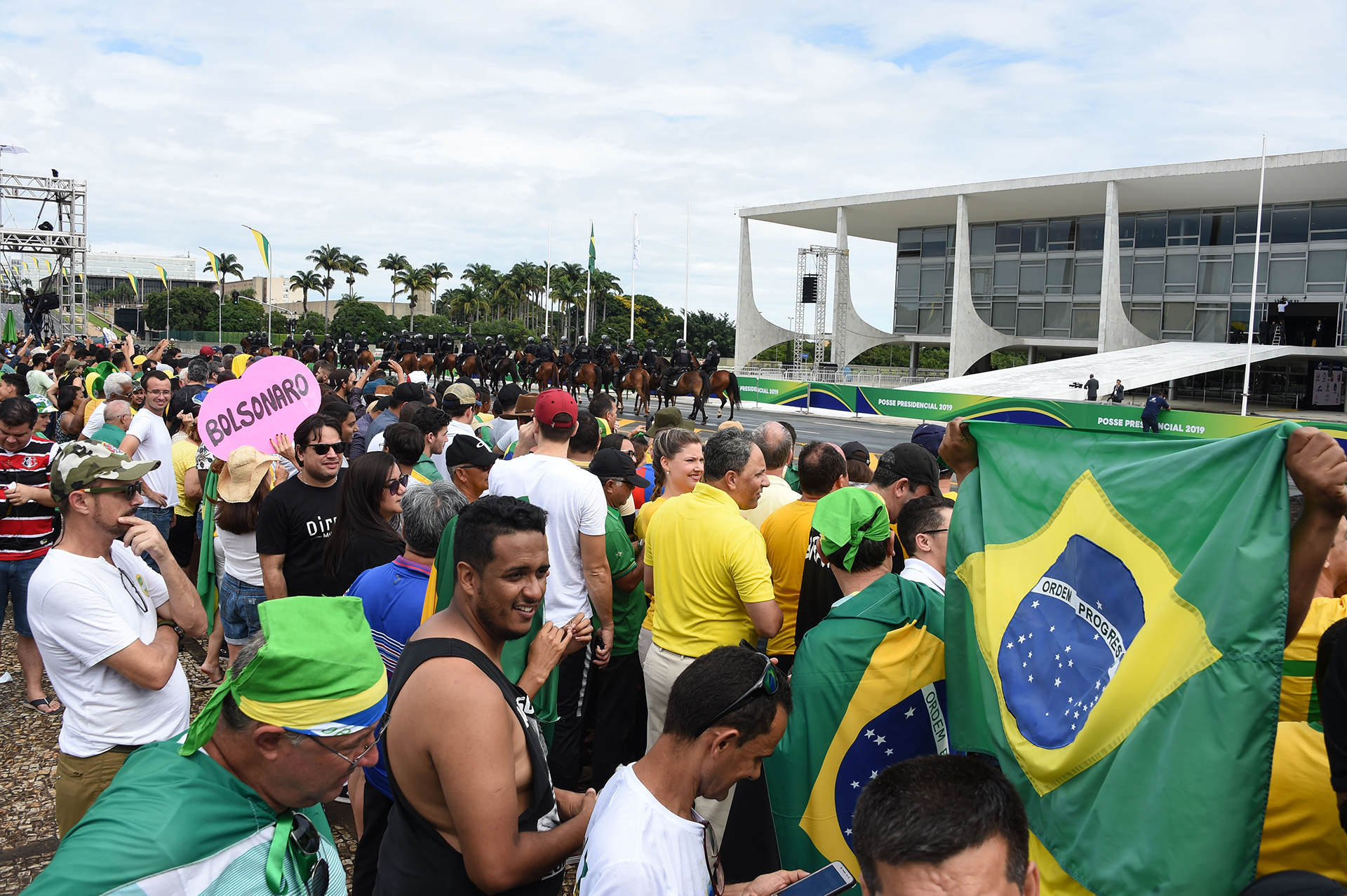 Simpatizantes de Bolsonaro reunidos frente al Palacio del Planalto, sede del gobierno de Brasil (EVARISTO SA / AFP)