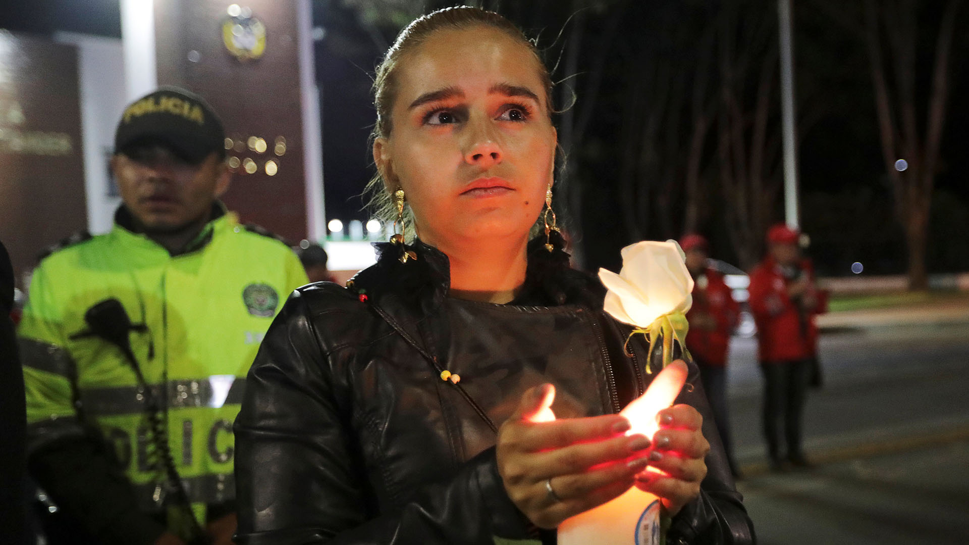 Las velas y las flores blancas fueron los símbolos presentes en la vigilia (Reuters)