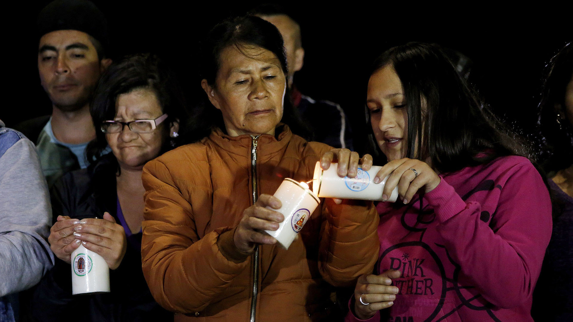 El “plantón” se realizó en la noche del jueves frente a la Escuela de Cadetes de Policía General Francisco de Paula Santander, en Bogotá (EFE/Leonardo Muñoz)