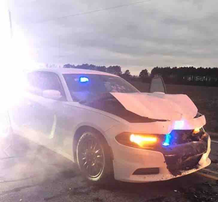 Salvó a un policía baleado en la cara dentro de su auto destrozado. Lo consoló y mantuvo con vida