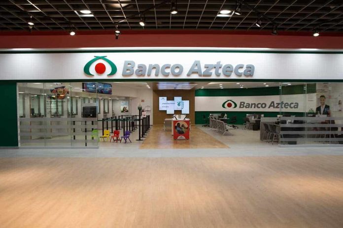 Banco Azteca operará las tarjetas para entregar los recursos de los programas sociales de AMLO