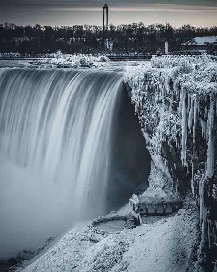 Las Cataratas del Niágara se congelaron y se convierten en un paraíso invernal. Son majestuosas