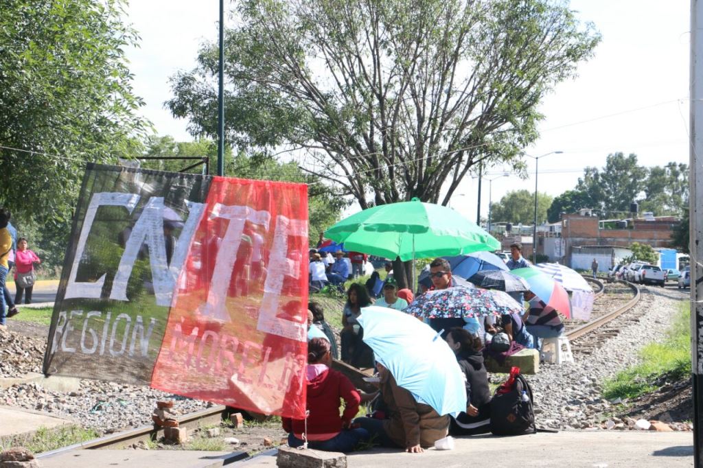 Los maestros mantienen el bloqueo de vías desde el 14 de enero. (Foto: cortesía Cambio de Michoacán)