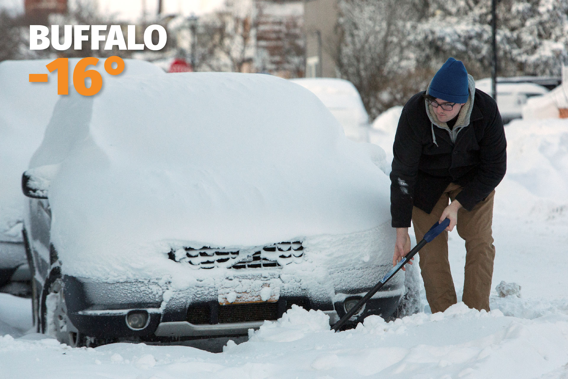 Un hombre trata de quitar la nieve de su auto en Buffalo, la ciudad vecina a las cataratas del Niágara, donde la tempratura cayó hasta los -16°C