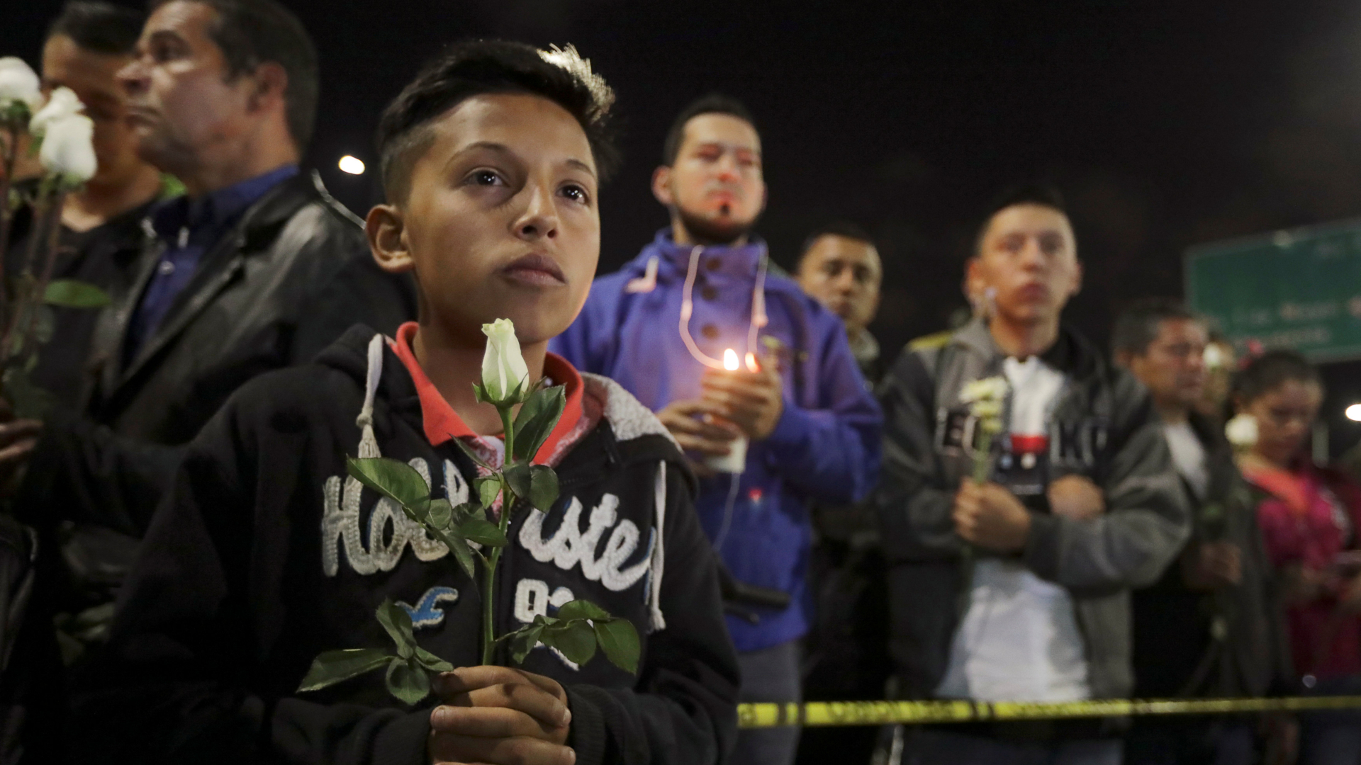 Noche de vigilia en Colombia: decenas de personas recordaron a los muertos del atentado terrorista contra la Policía