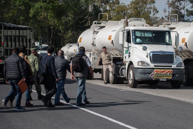 Se contrató a mil 600 choferes de pipas; se moverán 140 mil barriles diarios: AMLO