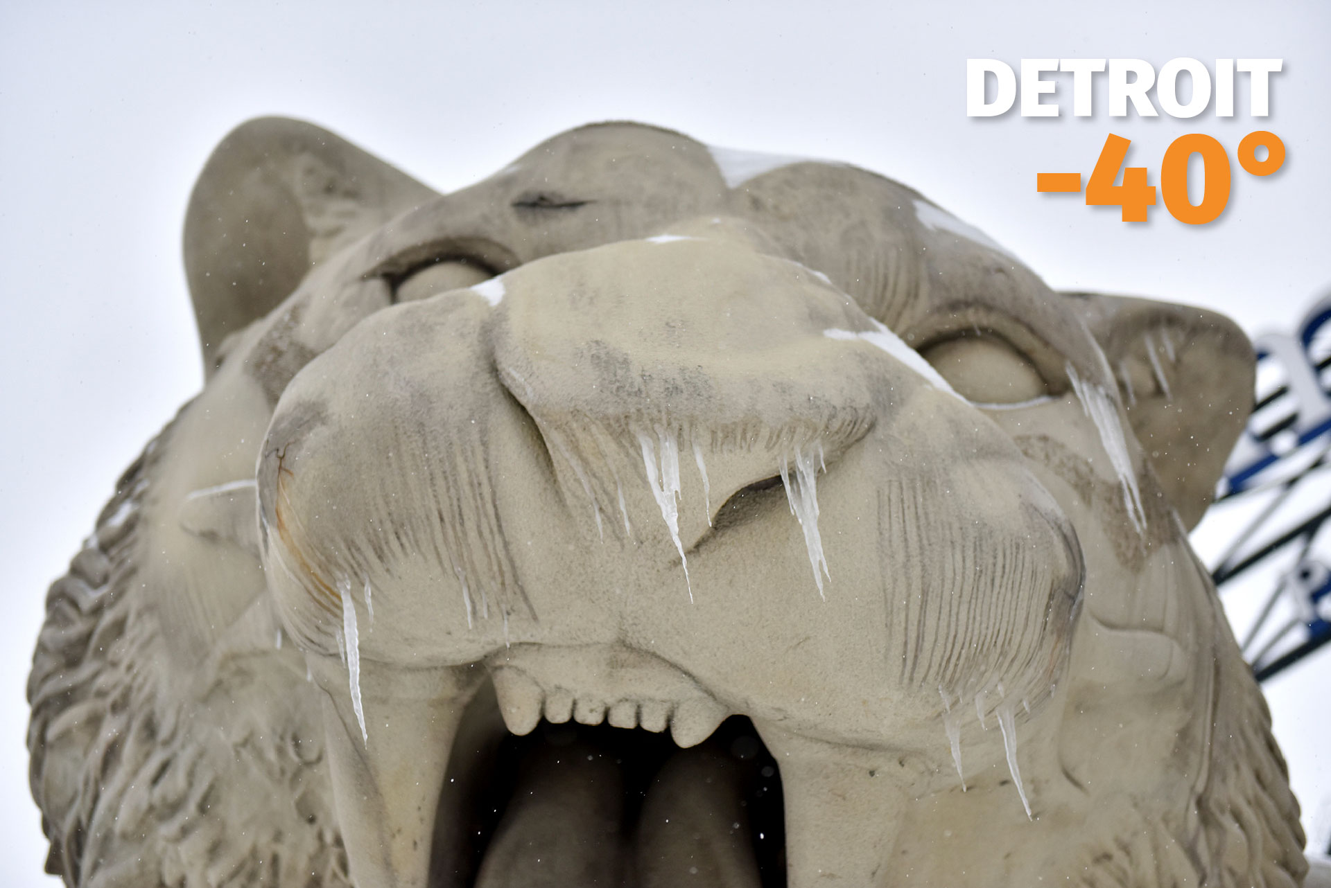 Formaciones de hielo sobre la estatua de los Detroit Tigers, frente al Domencia Park en el centro de Detroit, donde la sensación térmica cayó a -40°C.