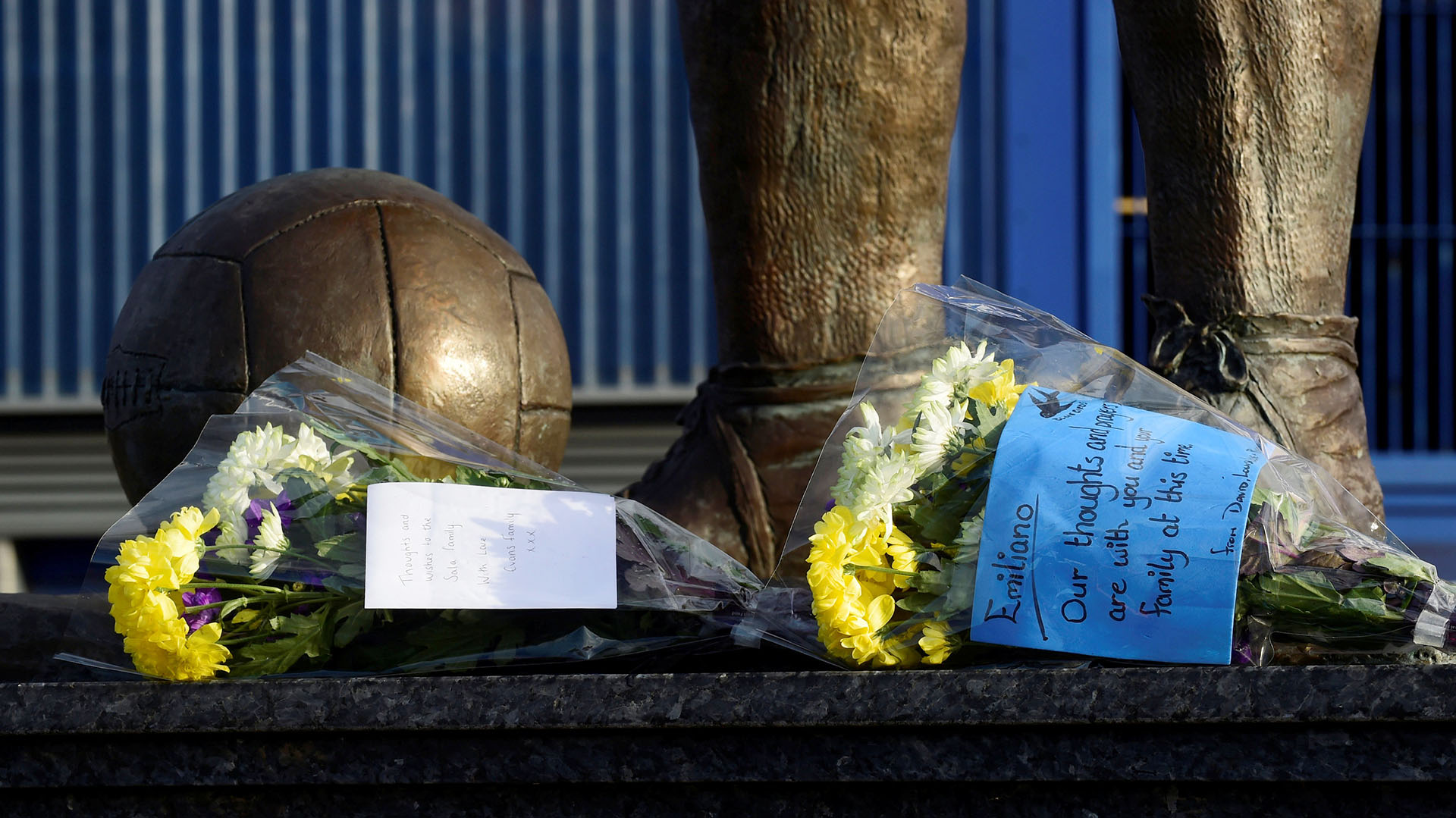 (Foto: Reuters) Flores en la puerta del Estadio de Cardiff