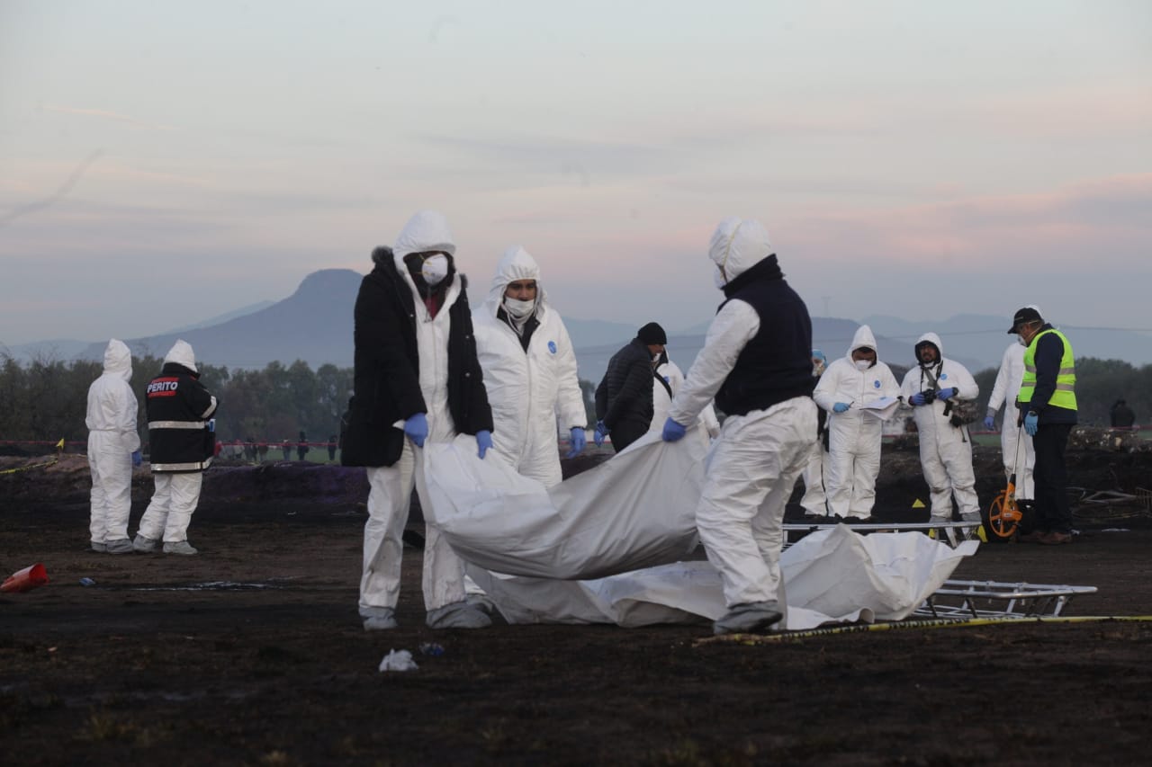 Peritos forenses levantan los cuerpos de los fallecidos en la explosión de la toma clandestina de Hidalgo FOTO: JUAN PABLO ZAMORA /CUARTOSCURO.COM