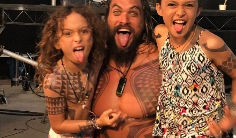 Aquaman queda como un pedófilo por manosear los pechos de sus hijas