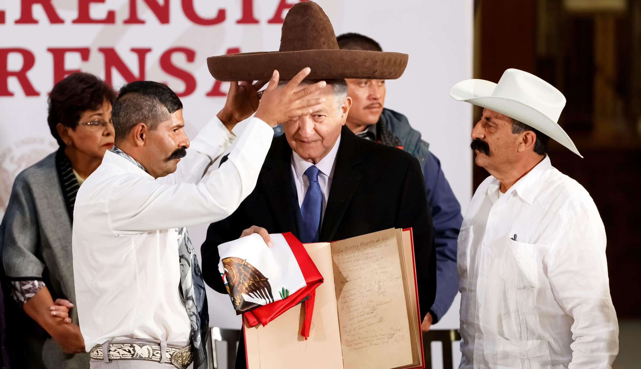 AMLO como VILLA; Quitandole a los ricos para darle a LOS POBRES