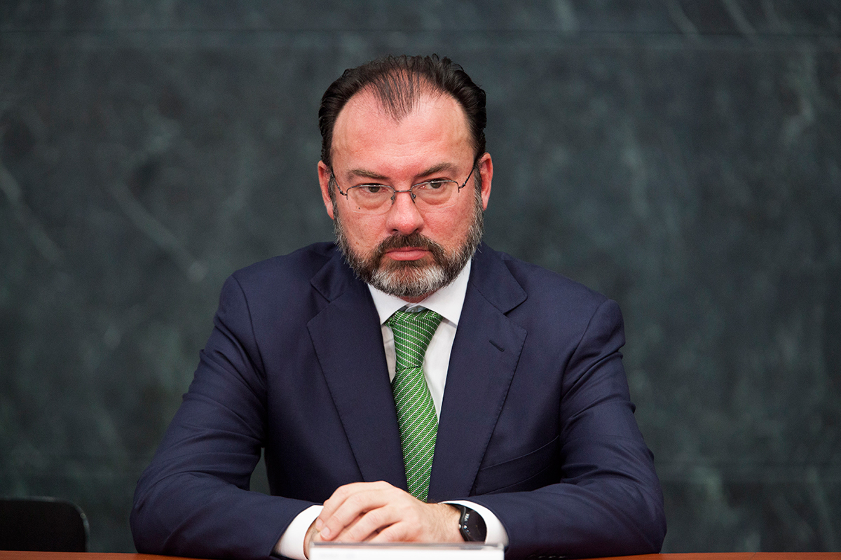 Queman a Luis Videgaray por desvío millonario