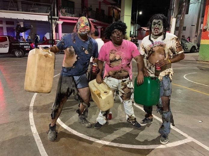 “De mal gusto” gente de carnaval de Oaxaca se disfraza de huachicoleros quemados