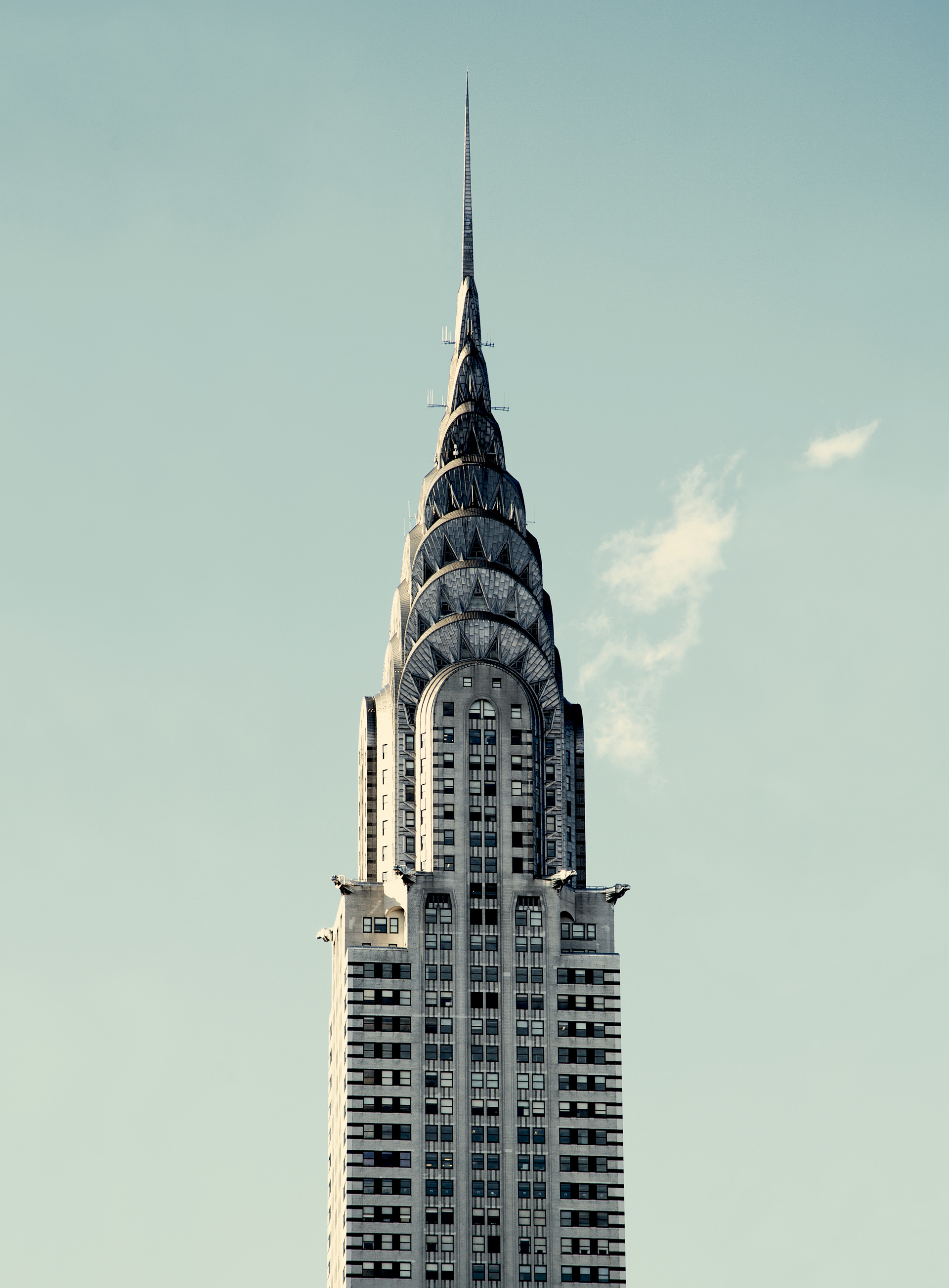 El rascacielos de 77 pisos, construido entre 1928 y 1930, fue el edificio más alto del mundo hasta que el Empire State, también de Nueva York, le quitó ese título en 1931.