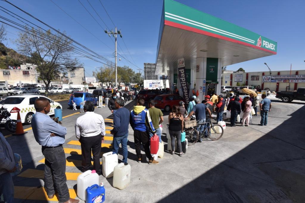 Nuevos Chairos viajan en transpobre pero hacen fila por desabasto de gasolina