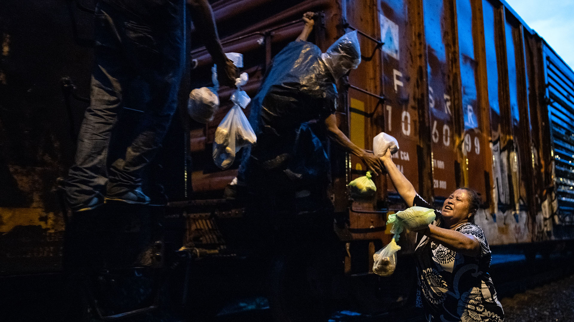 En el tramo de Veracruz, los migrantes que viajan en “La Bestia” reciben el apoyo de Las Patronas, mujeres locales que les dan alimento. (Foto: AFP)