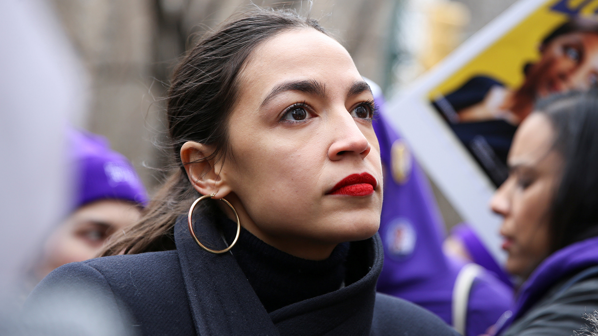 La legisladora Alexandria Ocassio Cortez en la manifestación de mujeres (REUTERS/Caitlin Ochs)