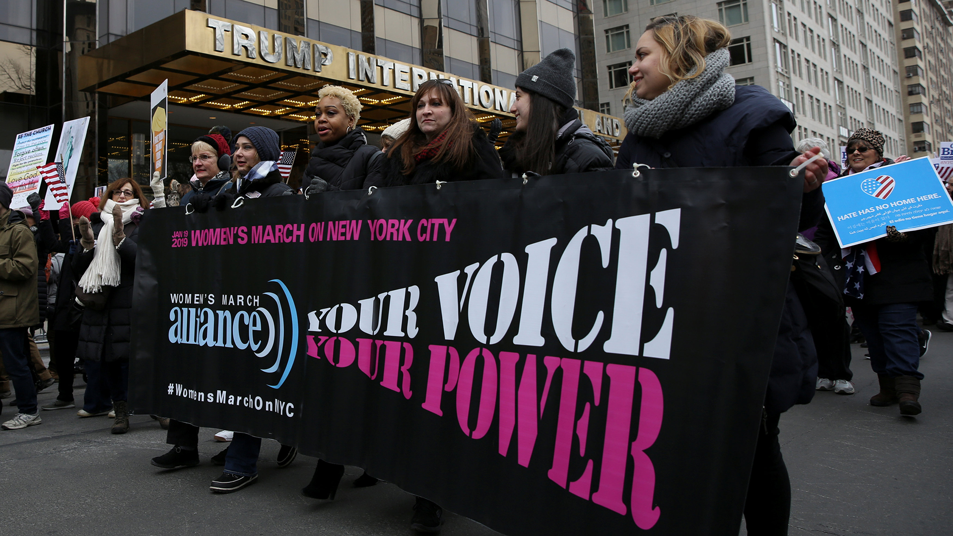 “Tu voz, tu poder”, dice uno de los carteles de la manifestación de mujeres en Nueva York (REUTERS/Caitlin Ochs)