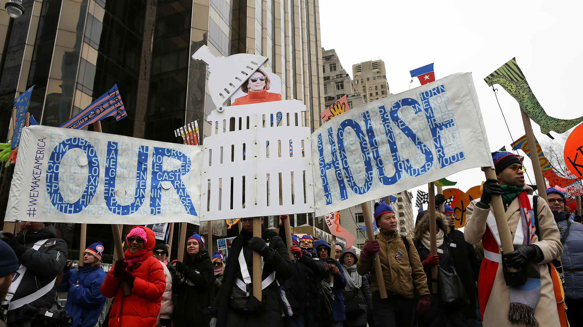 Miles de mujeres se manifiestan en Nueva York en defensa de sus derechos y contra Donald Trump