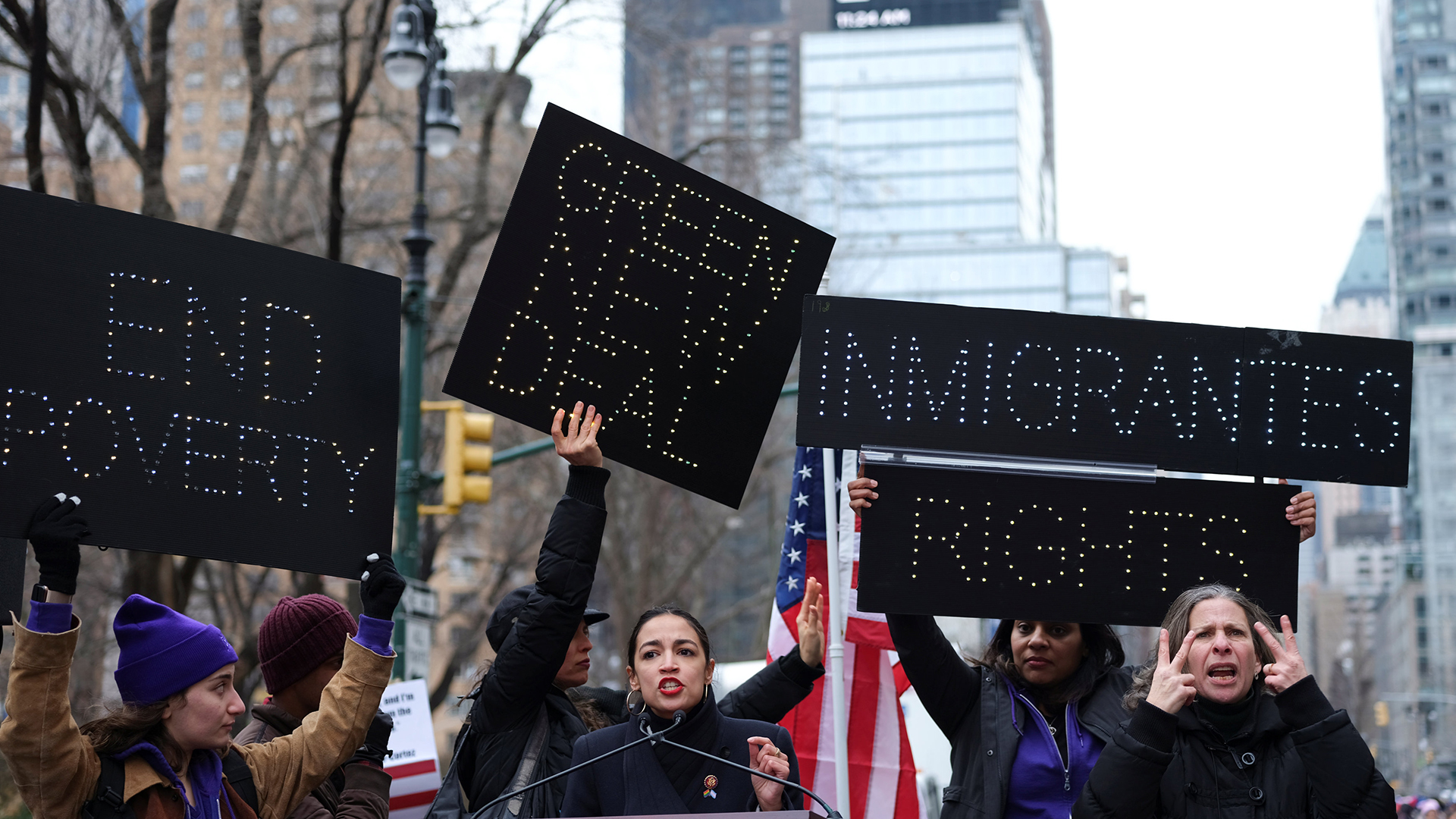 La legisladora Alexandria Ocassio Cortez en la manifestación de mujeres (REUTERS/Caitlin Ochs)