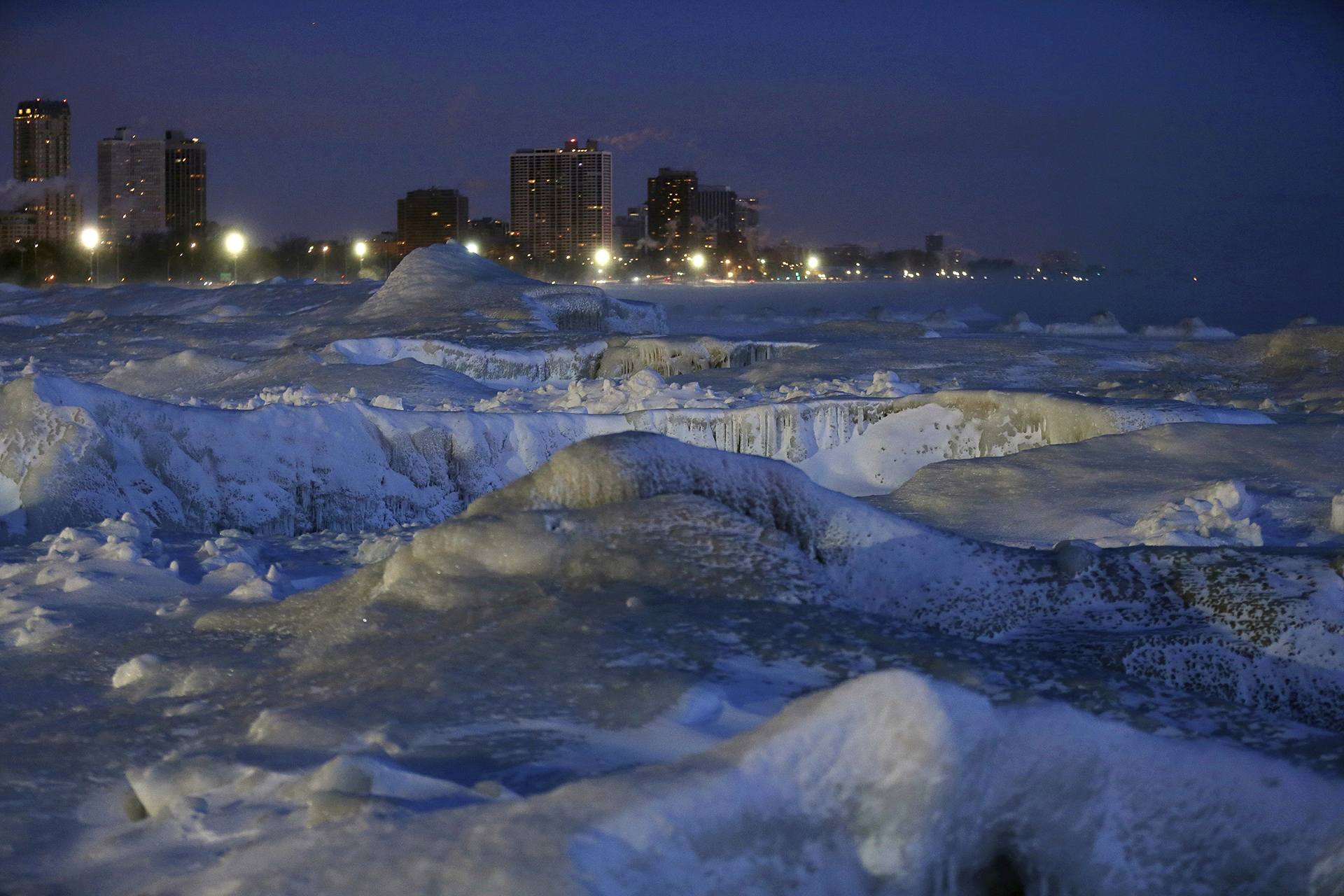 Hielo sobre la costa del Lago Michigan, antes del amanecer en la ciudad de Chicago.