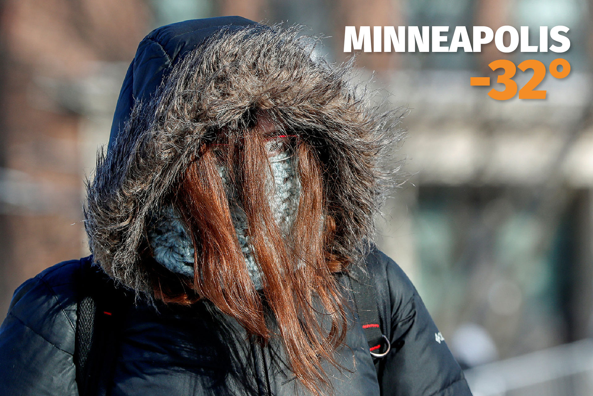 Una estudiante trata de llegar a su clase en la Universidad de Minnesota en Minneapolis, donde la sensación térmica descendió hasta los -32°C.