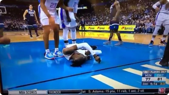 Jugador de la NBA sufre brutal golpe en la cabeza contra el piso