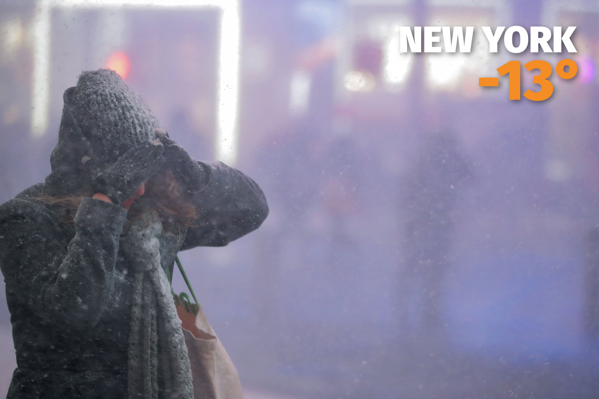 Una mujer lucha contra el frío y la nieve en Times Square, Nueva York, donde la temperatura fue de -13°C