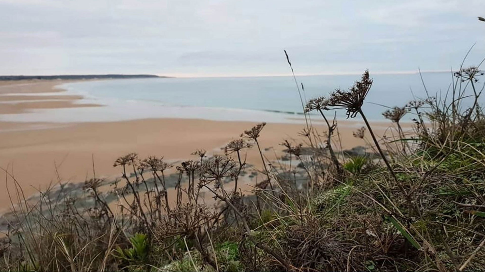 Así es la playa Surtainville donde se encontró uno de los restos