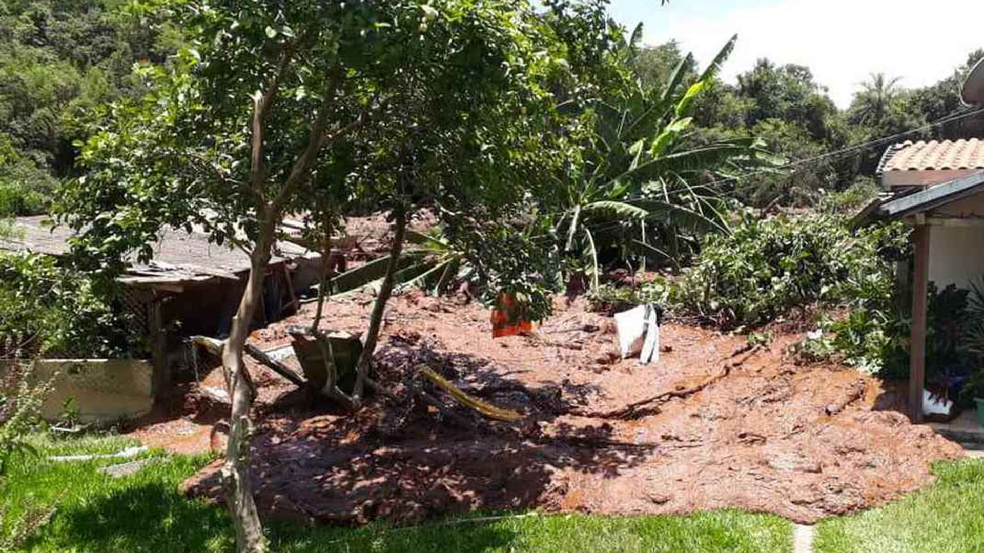 Un dique de contención de residuos de la minera Vale cedió este viernes en el estado brasileño de Minas Gerais (Foto: Cuerpo de Bomberos / Divulgación)