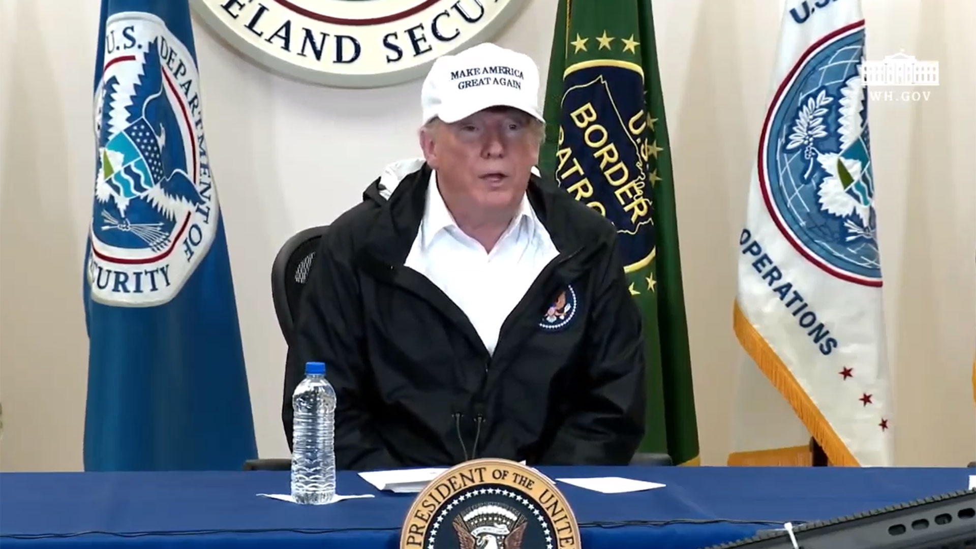 Donald Trump en su primera conferencia de prensa durante su visita en la frontera