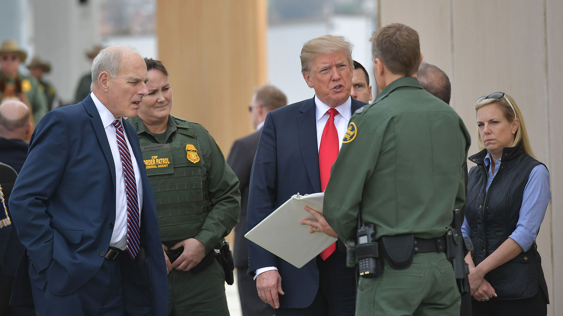 Trump revisó los prototipos del muro en la frontera de México y EEUU en marzo, pero no hubo nuevos avances y ahora propone un modelo diferente (AFP)