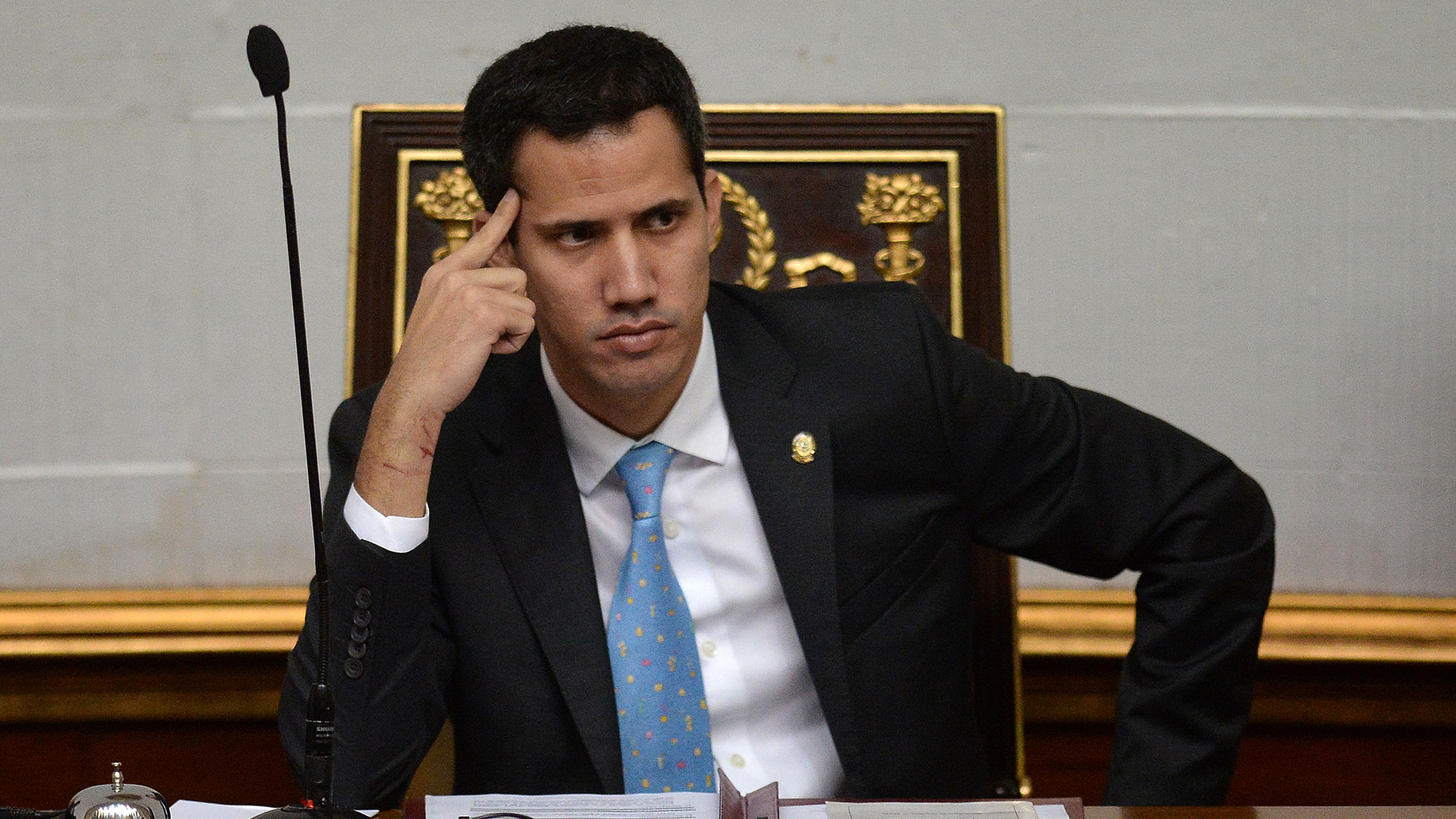 Juan Guaidó presidió la sesión de la Asamblea Nacional que declaró a Maduro “usurpador de la presidencia” de Venezuela (AFP)