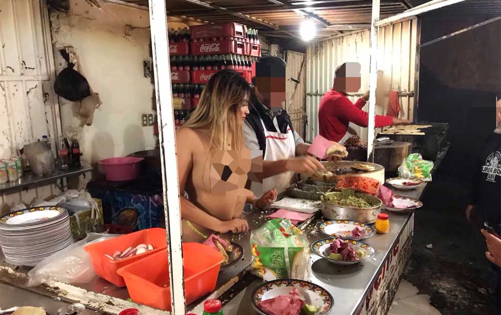 Estas son las fotos de HAIDE UNIQUE sirviendo tacos desvestida totalmente