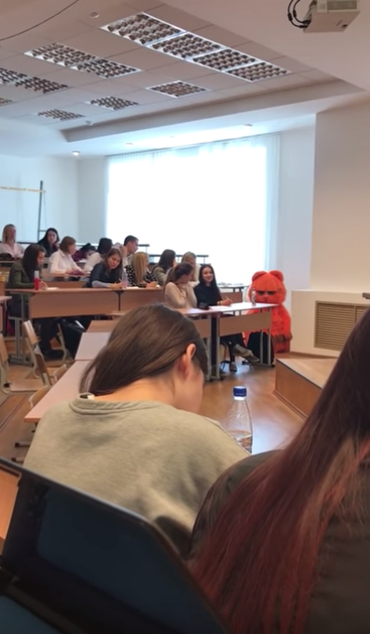 Alumno llega a clase disfrazado de Garfield y actúa como gato. Maestra lo aprueba “de por vida”