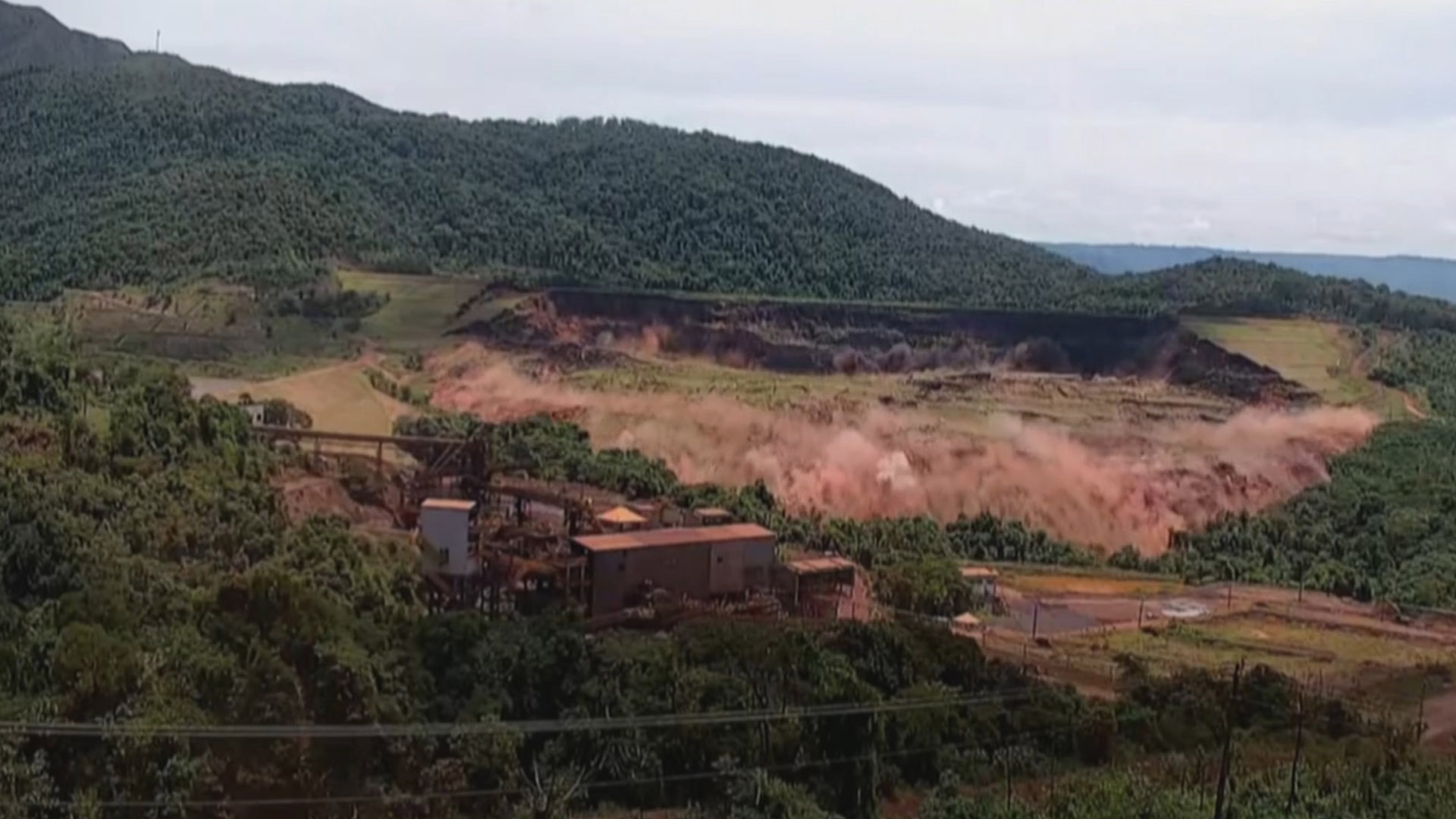 El video que muestra el momento exacto del colapso del dique que dejó más de 100 muertos en Brasil