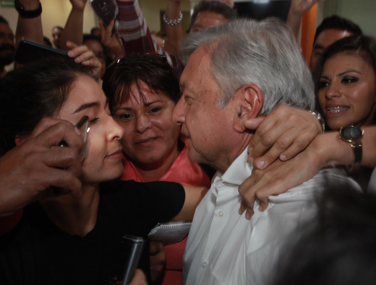 AMLO CAUSA EUFORIA EN AEROPUERTOS AL VIAJAR EN VUELOS COMERCIALES