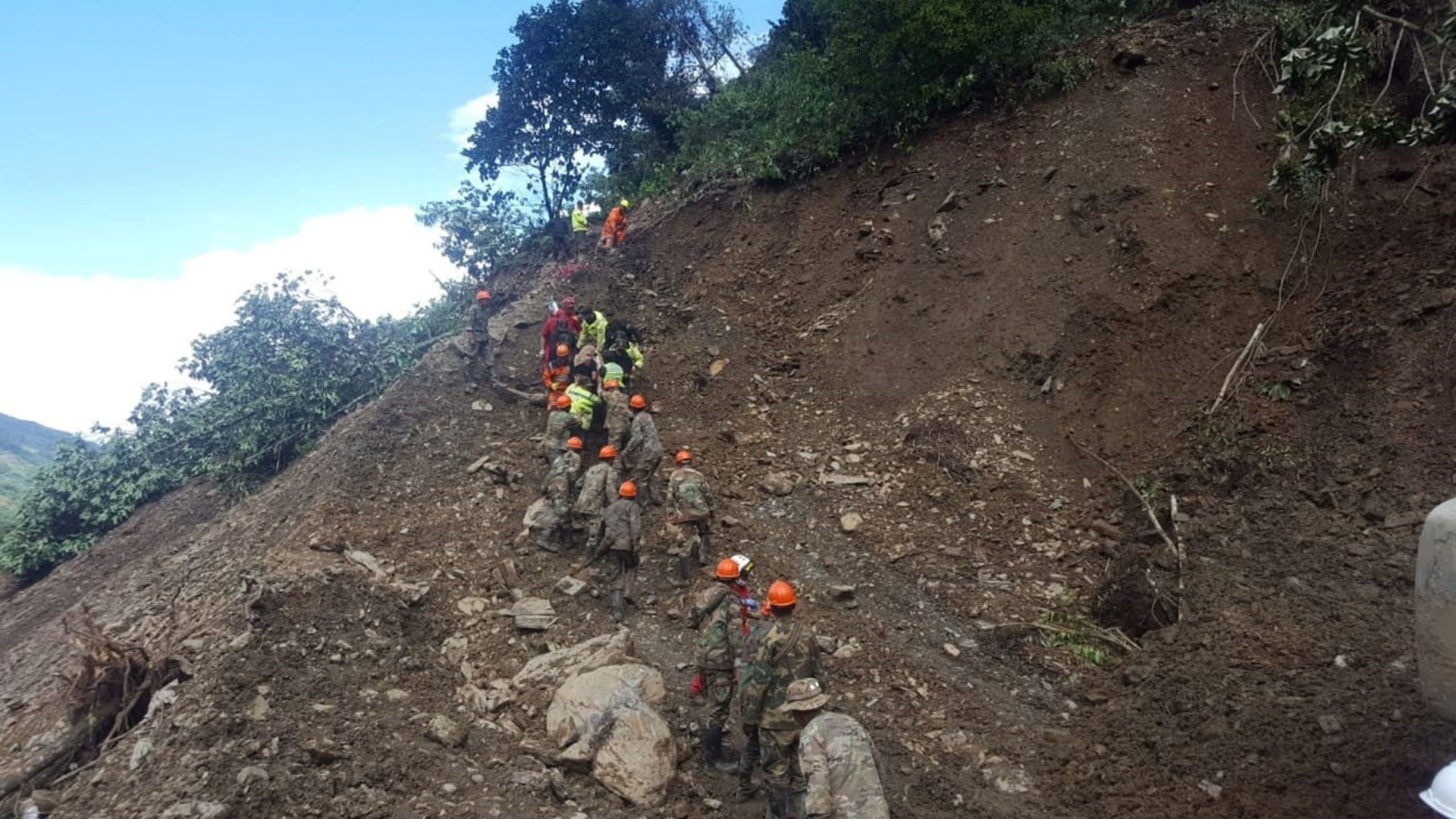 Trabajadores de emergencias ante el temporal (Reuters)