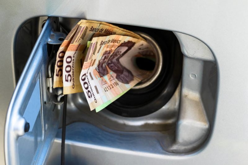 Precio de la gasolina subió casi $1 por litro en la última quincena