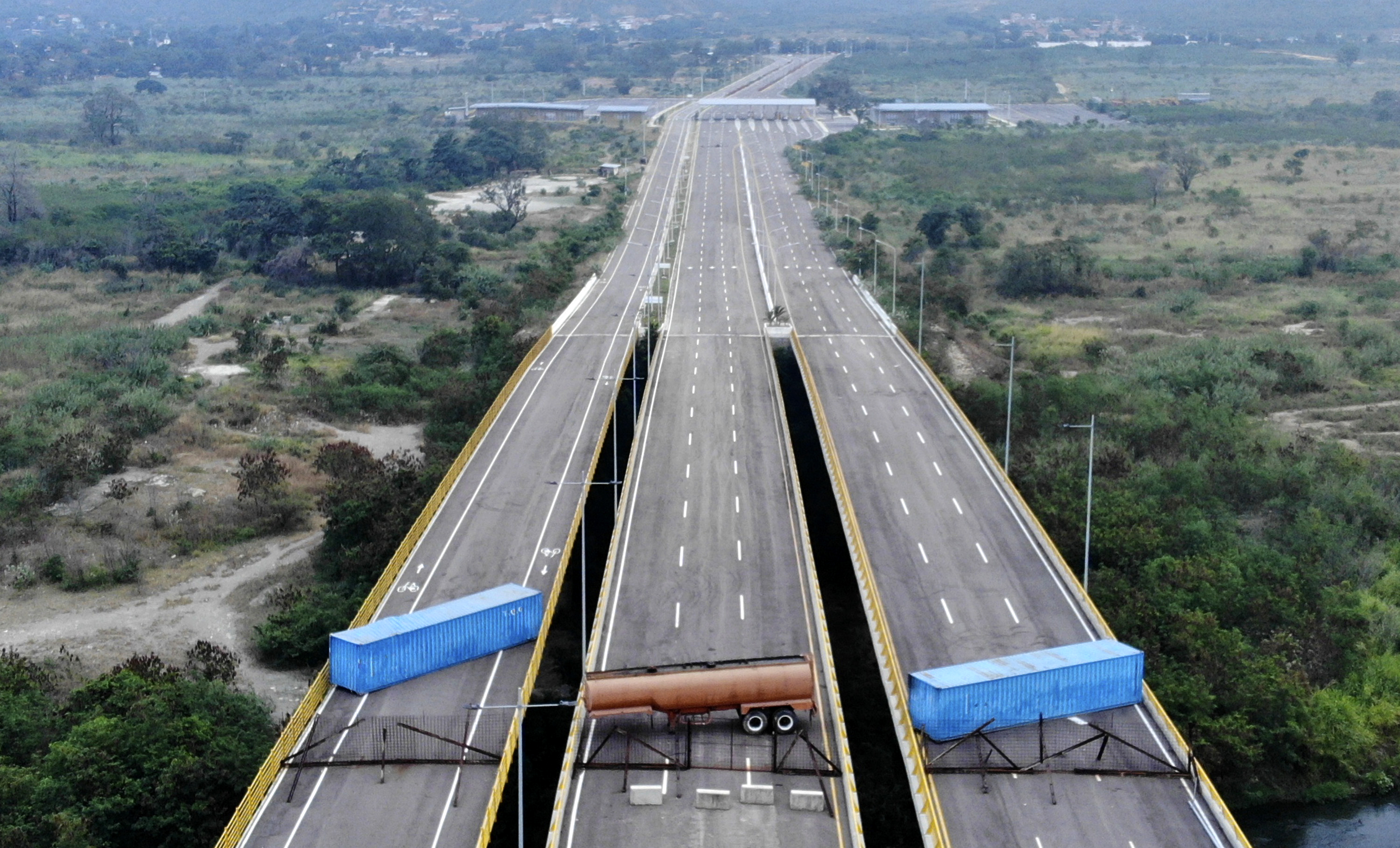 Bloquea Nicolas Maduro cruce fronterizo clave para evitar la invasión estadounidense