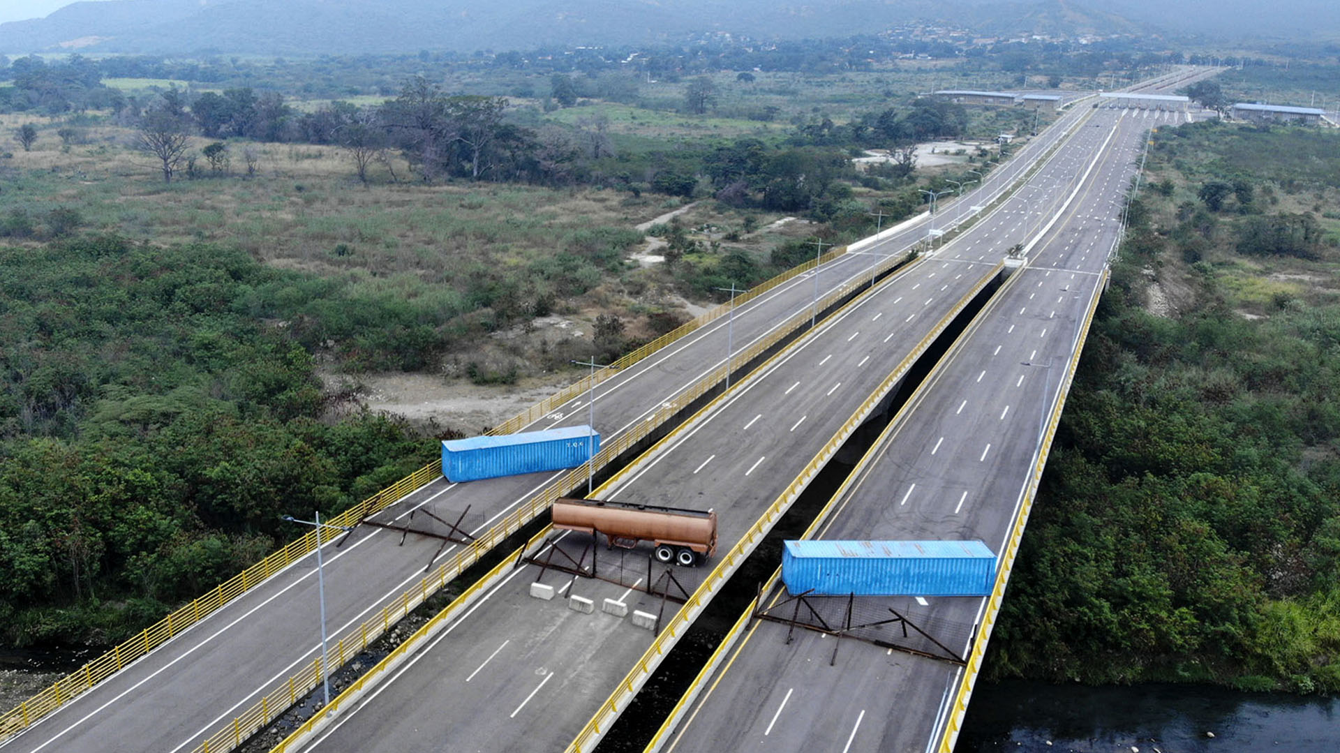 El régimen de Maduro bloqueó el paso fronterizo con Colombia para evitar el ingreso de la ayuda humanitaria (Foto por EDINSON ESTUPINAN / AFP)