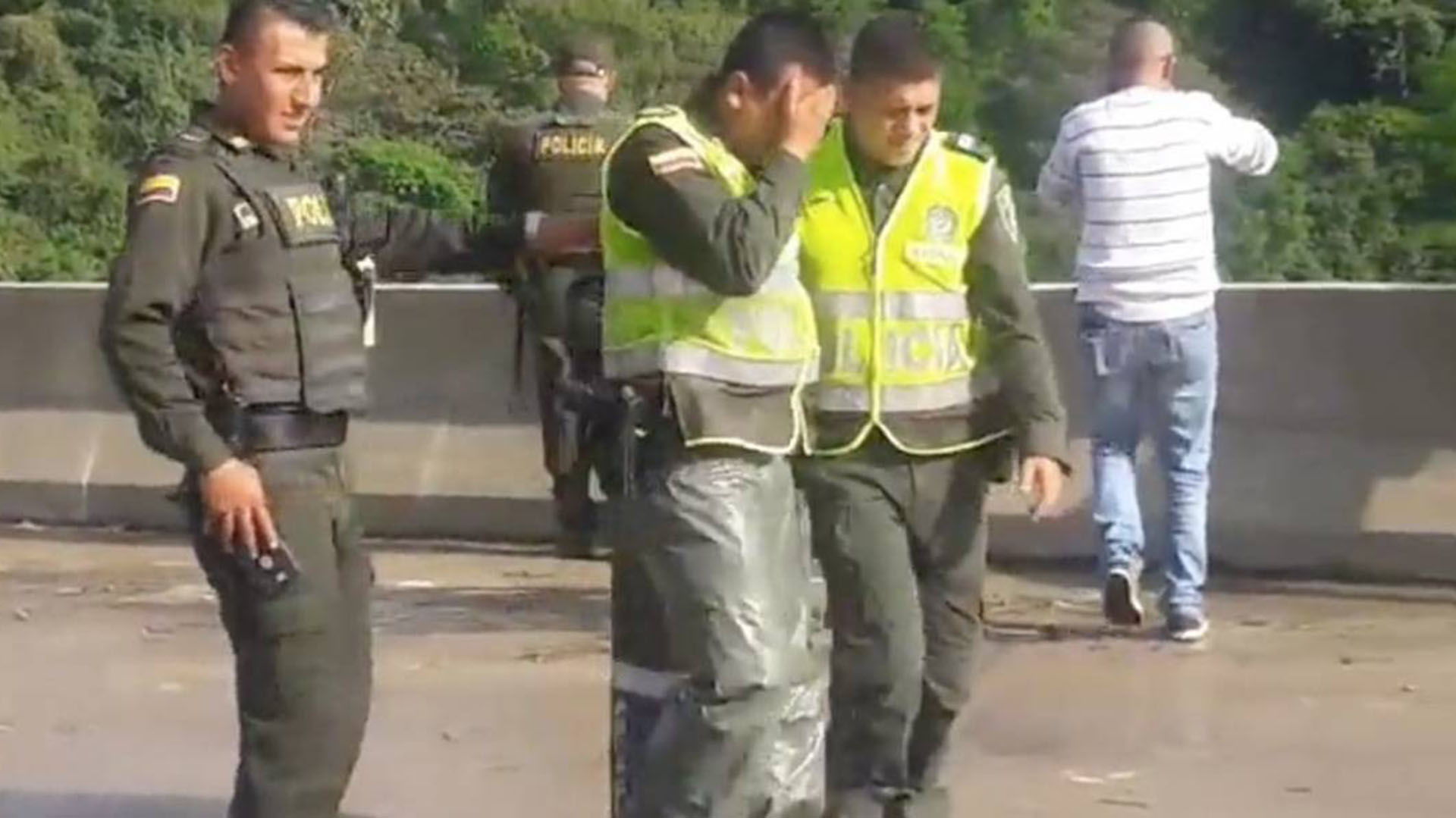 Conmoción en Colombia: se lanzó de un puente con su hijo en brazos